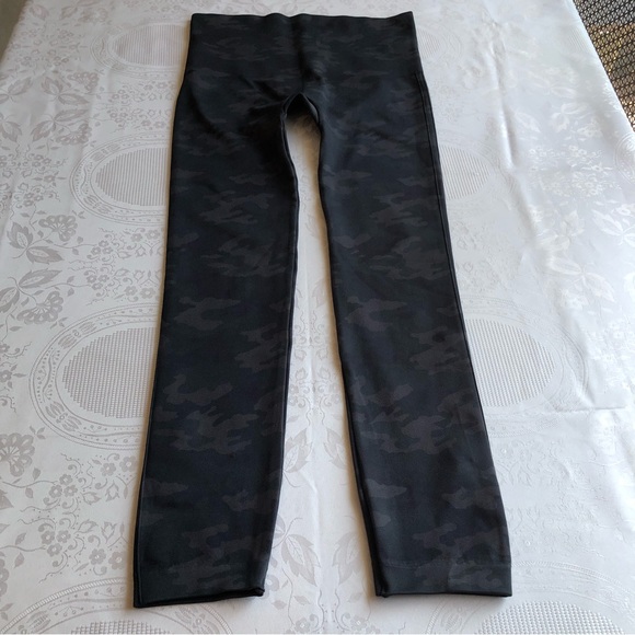 Spanx Olive Green Camouflage Compression Leggings Women’s Size 1X/1TG Acticewear - Picture 16 of 16